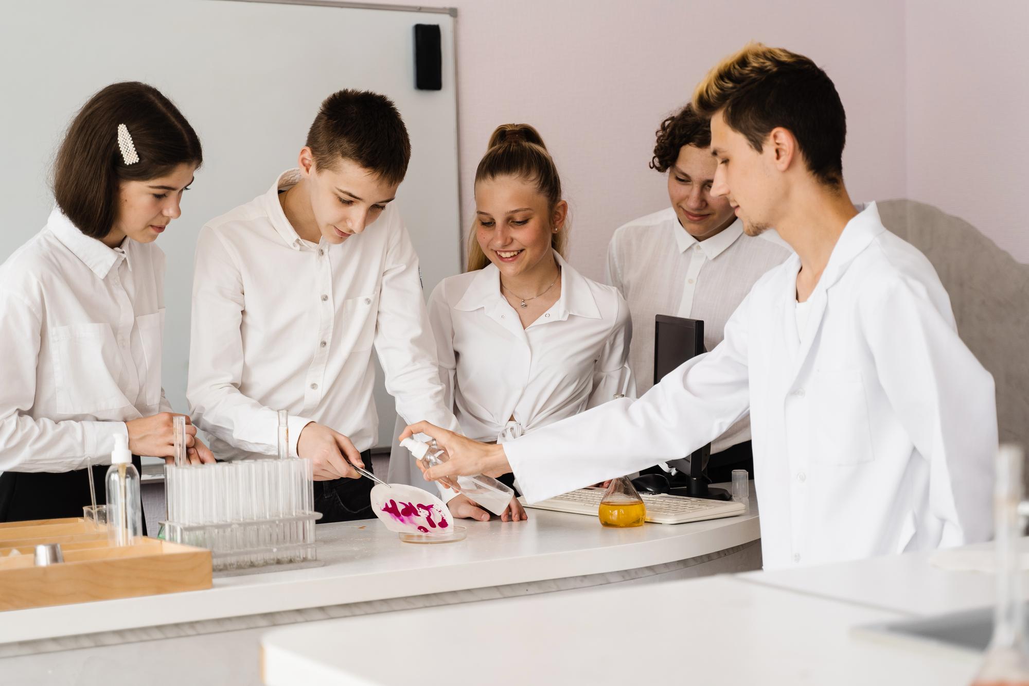 Gruppo in laboratorio che assaggia