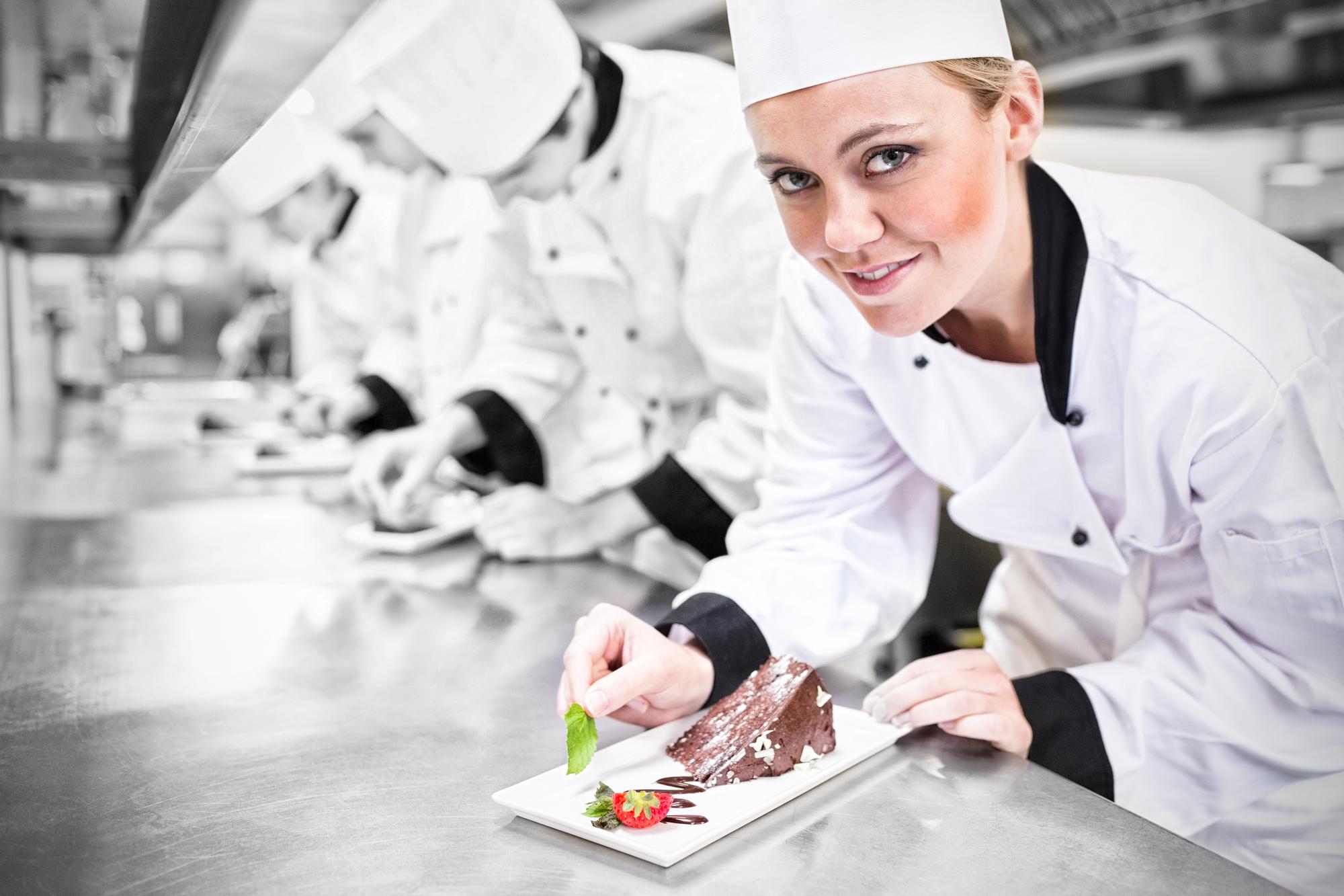 Insegnante che guida una lezione pratica in cucina